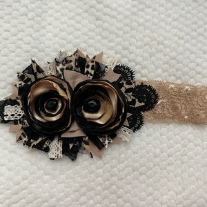 SM 3.5”x4” infants cheetah flower headband.
